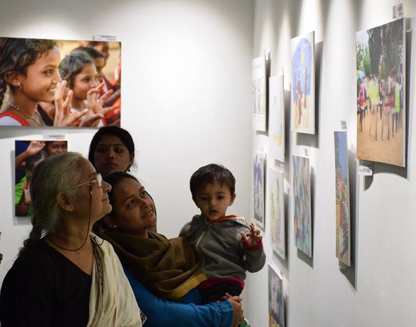 Prominent Social Worker and Activist from Narmada Bachao Aandolan Medha Patkar on December 15 made a visit to Sports for Development Photo Exhibition.